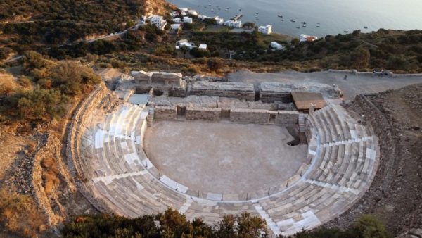 milos grecia teatro romano