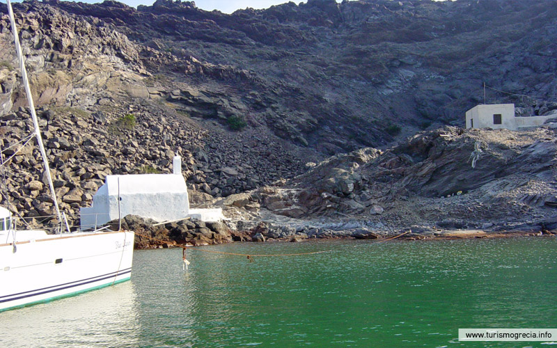 mikri kameni santorini