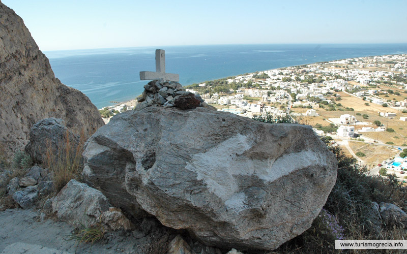 pedra com uma cruz